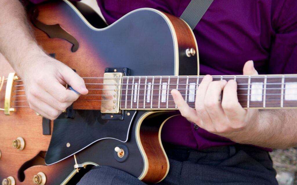 Semi-hollow or Hollow-Body Electric Guitar